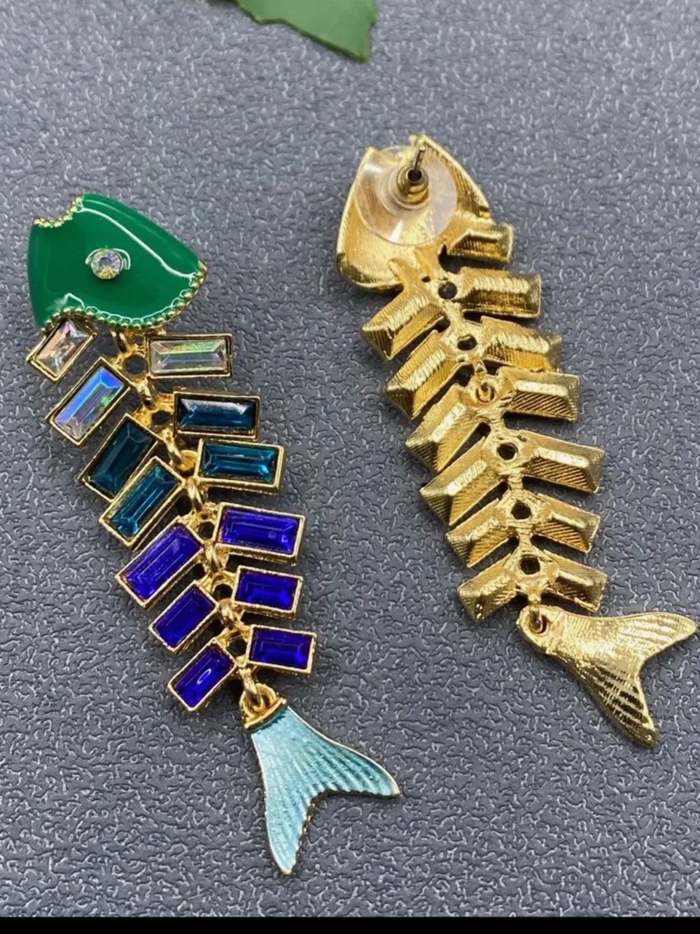 276. Rhinestone fishbone post earrings - Picture 3 of 4